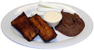 Tamales  de elote Fritos con frijoles y crema.jpg